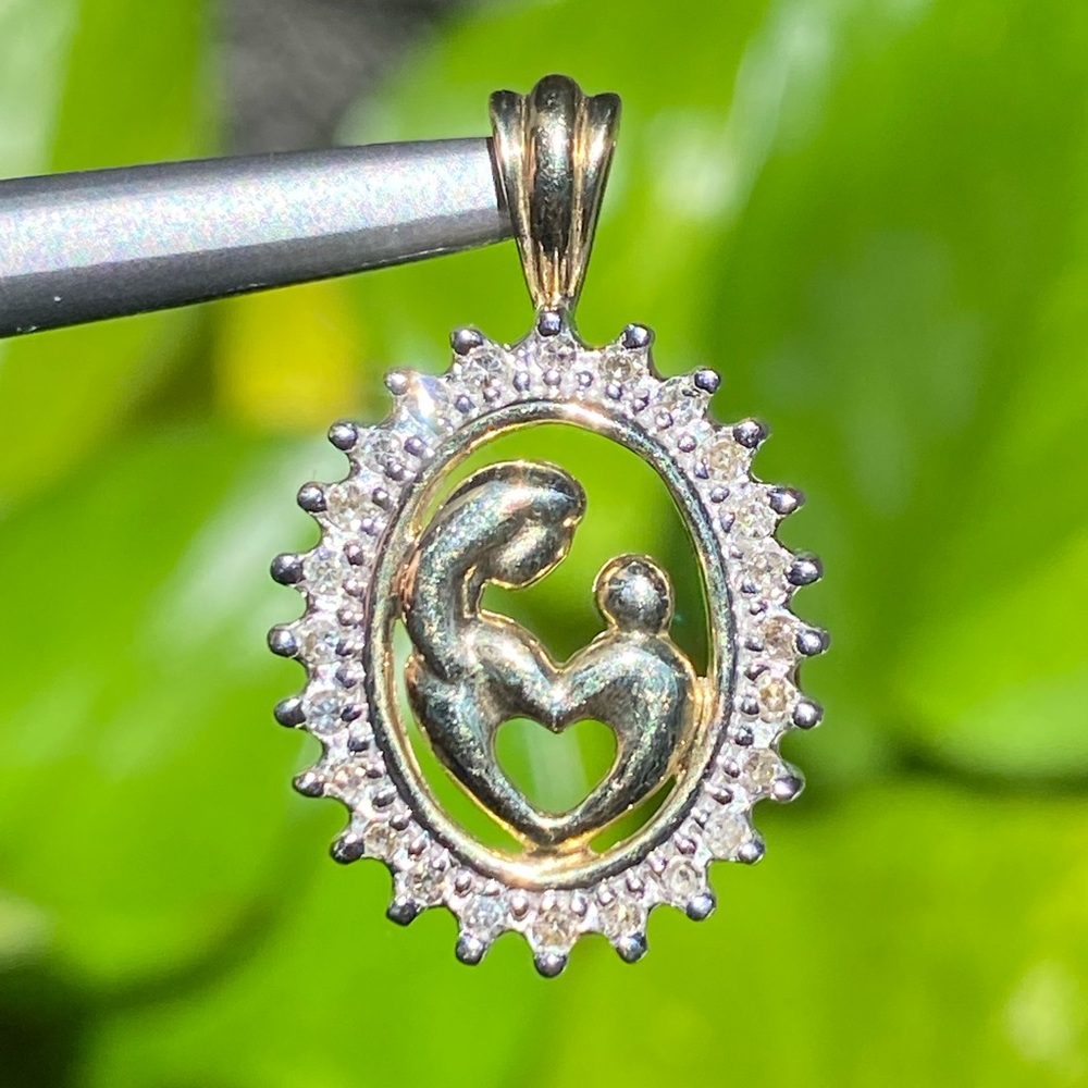 10KT mother/baby love diamond 💎 pendant